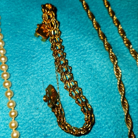 Jewlery - Picture 1 of 2